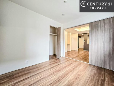 �m�� ���r���O�ɗאڂ����m���́A�J�������LDK�ƂȂ���J���I�ȋ�ԂɁB
���q�l�̗V�я�⃏�[�N�X�y�[�X�A�q�ԂȂǑ��ړI�Ɋ��p�ł���֗��Ȃ������ł��B