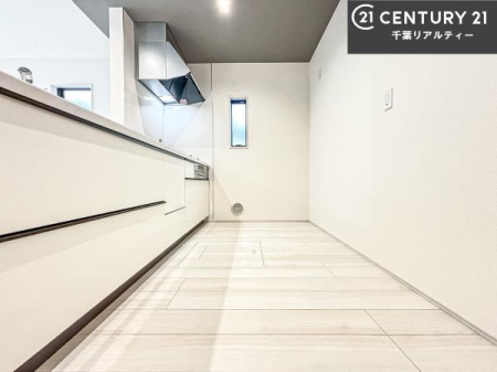 �L�b�`�� ��Ƃ肠�钲���X�y�[�X�ō�Ƃ����₷�����K�ȃL�b�`���ł��I
���q�l�ƈꏏ�ɂ��َq������y���߂�L�X�X�y�[�X�ł��B�y�����������ԂɂȂ肻���ł��ˁI