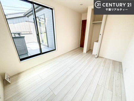 �m�� �o���R�j�[�ɖʂ����m���́A�����Ղ�̗z���ƊJ�����Ɍb�܂�A�S�n�悭�߂�������K�ȋ�Ԃł��B