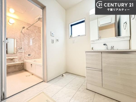 ���ʑ�E���ʏ� �O�ʋ��d�l�̐��ʏ��́A�g�����Ȃ݂����₷������I���͎��[�ɂȂ��Ă��܂��B�h���C���[�₨���ϓ����Еt������̂Ő��ʑ������X�b�L���ƌ����邱�Ƃ��o���܂��I