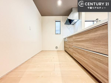 �L�b�`�� ��Ƃ肠�钲���X�y�[�X�ō�Ƃ����₷�����K�ȃL�b�`���ł��I
���q�l�ƈꏏ�ɂ��َq������y���߂�L�X�X�y�[�X�ł��B�y�����������ԂɂȂ肻���ł��ˁI