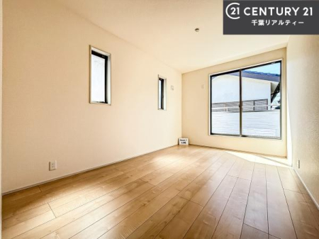 �m�� �o���R�j�[�ɖʂ����m���́A�����Ղ�̗z���ƊJ�����Ɍb�܂�A�S�n�悭�߂�������K�ȋ�Ԃł��B