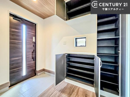 ���� �V���[�Y�{�b�N�X�t���Ȃ̂ŁA���ւ��Еt�����|�������₷���ł��I
�X�b�L���������ւŌ˂��J�����u�ԁA�������̂���S�n������Ԃ��o�}���Ă���܂��B
