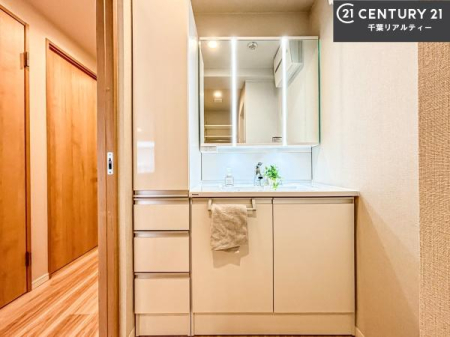 ���ʑ�E���ʏ� �O�ʋ��d�l�̐��ʏ��́A�g�����Ȃ݂����₷������I���͎��[�ɂȂ��Ă��܂��B�h���C���[�₨���ϓ����Еt������̂Ő��ʑ������X�b�L���ƌ����邱�Ƃ��o���܂��I