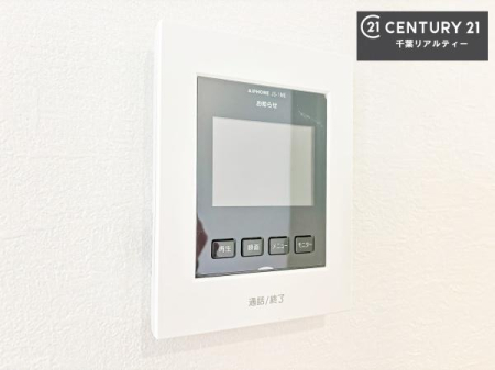 ���̑����� TV���j�^�[�t���C���^�[�z��������A�K��҂��f���Ŋm�F���Ă���Ή��ł��邽�߁A�h�Ɩʂ����S�ł��B���q�l�̂�����Ԏ��ɂ��S�����A���Ƒ��̈��S�E���S�ȕ�炵���T�|�[�g���܂��B