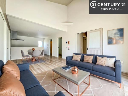 ���r���O �Ƌ��CG�p�[�X�ł��B�J�����̂���L�XLDK�I�\�t�@�[��_�C�j���O�e�[�u����u���Ă������ɂȂ�Ȃ��̂ŉ��K�ɉ߂����܂��I�R�~���j�P�[�V���������₷�����r���O�ł��I