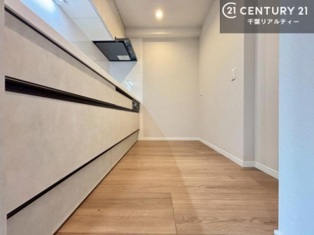 �L�b�`�� ��Ƃ肠�钲���X�y�[�X�ō�Ƃ����₷�����K�ȃL�b�`���ł��I
���q�l�ƈꏏ�ɂ��َq������y���߂�L�X�X�y�[�X�ł��B�y�����������ԂɂȂ肻���ł��ˁI