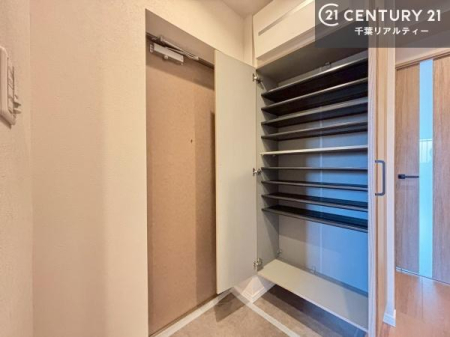 ���� �V���[�Y�{�b�N�X�t���B���ւ��Еt�����|�������₷���ł��I
�X�b�L���������ւŌ˂��J�����u�ԁA�������̂���S�n������Ԃ��o�}���Ă���܂��B