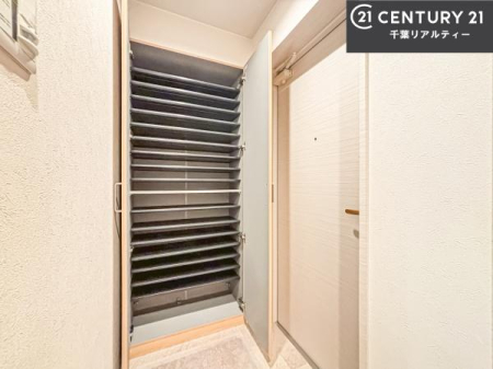 ���� �V���[�Y�{�b�N�X�t���B���ւ��Еt�����|�������₷���ł��I
�X�b�L���������ւŌ˂��J�����u�ԁA�������̂���S�n������Ԃ��o�}���Ă���܂��B