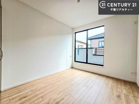 �m�� �o���R�j�[�ɖʂ����m���́A�����Ղ�̗z���ƊJ�����Ɍb�܂�A�S�n�悭�߂�������K�ȋ�Ԃł��B