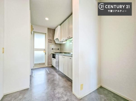 �L�b�`�� ������̂���L�b�`���́A��炵�ɂ�Ƃ�������炷�������d�l�B
�����Ƀj�I�C��������ɂ����A���K�ȏZ����ۂĂ܂��B