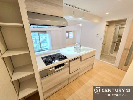 �L�b�`�� ���[�͂̍����V�X�e���L�b�`���ŁA��������H�����������Еt���A�L�X�Ƃ�����Ԃŉ��K�ɗ������y���߂܂��B