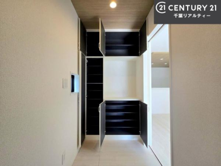 ���� �V���[�Y�{�b�N�X�t���Ȃ̂ŁA���ւ��Еt�����|�������₷���ł��I
�X�b�L���������ւŌ˂��J�����u�ԁA�������̂���S�n������Ԃ��o�}���Ă���܂��B
