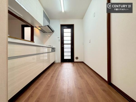 �L�b�`�� ������̂���L�b�`���́A��炵�ɂ�Ƃ�������炷�������d�l�B
�����Ƀj�I�C��������ɂ����A���K�ȏZ����ۂĂ܂��B