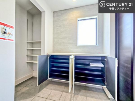 ���� �V���[�Y�{�b�N�X�t���B���ւ��Еt�����|�������₷���ł��I
�X�b�L���������ւŌ˂��J�����u�ԁA�������̂���S�n������Ԃ��o�}���Ă���܂��B