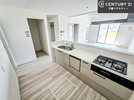 �L�b�`�� ��Ƃ肠�钲���X�y�[�X�ō�Ƃ����₷�����K�ȃL�b�`���ł��I
���q�l�ƈꏏ�ɂ��َq������y���߂�L�X�X�y�[�X�ł��B�y�����������ԂɂȂ肻���ł��ˁI