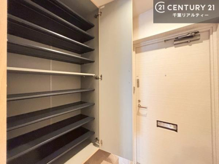 ���� �V���[�Y�{�b�N�X�t���B���ւ��Еt�����|�������₷���ł��I
�X�b�L���������ւŌ˂��J�����u�ԁA�������̂���S�n������Ԃ��o�}���Ă���܂��B