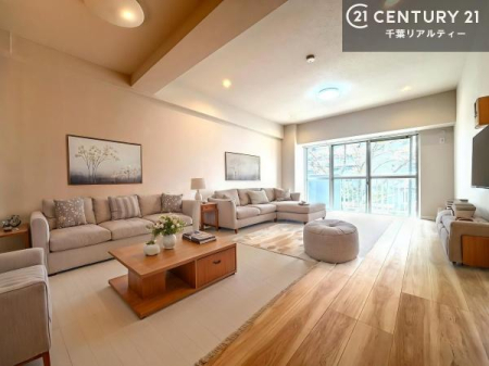 ���r���O �Ƌ�́ACG�p�[�X�ł��B��؂ȉƑ����W�܂邩�炱��LDK�ɂ͂�����肽���B
�q�����������C�ɏ΂��Ȃ��瑖�����Ă���p�����������u�L���Ƃɂ��ėǂ������v�Ǝv���u�Ԃł��B