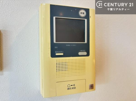 ���̑����� TV���j�^�[�t���C���^�[�z��������A�K��҂��f���Ŋm�F���Ă���Ή��ł��邽�߁A�h�Ɩʂ����S�ł��B���q�l�̂�����Ԏ��ɂ��S�����A���Ƒ��̈��S�E���S�ȕ�炵���T�|�[�g���܂��B