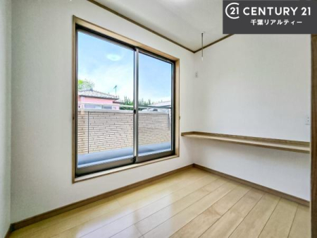 �m�� �o���R�j�[�ɖʂ����m���́A�����Ղ�̗z���ƊJ�����Ɍb�܂�A�S�n�悭�߂�������K�ȋ�Ԃł��B