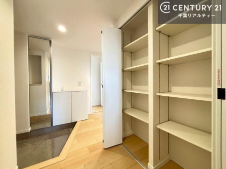 ���� ���֎��[���[�����Ă���̂ŁA���֎��肪�X�b�L���Еt�����q���ɌC�̒u����ɍ���܂���I