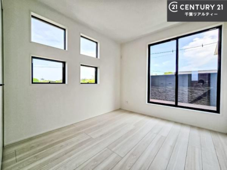 �Q�� �D���������������ޗm���́A���̖ڊo�߂��C�������ǂ������ł��ˁB���������Ԃ��������Ɖ߂������Ƃ��ł��܂��B�D�����F�����̃t���[�����O���ǂ�ȉƋ�ɂ��}�b�`���܂��I