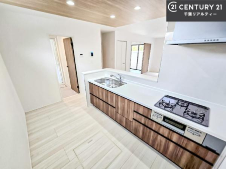 �L�b�`�� ��Ƃ肠�钲���X�y�[�X�ō�Ƃ����₷�����K�ȃL�b�`���ł��I
���q�l�ƈꏏ�ɂ��َq������y���߂�L�X�X�y�[�X�ł��B�y�����������ԂɂȂ肻���ł��ˁI