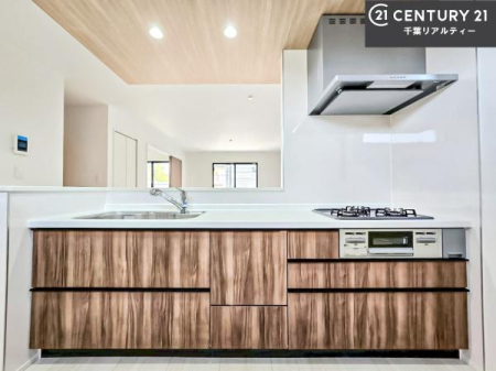 �L�b�`�� ��Ƃ����₷���V�X�e���L�b�`���ł��I���[����������t���Ă���̂ŁA�����X�y�[�X�ɕ���u���Ȃ��čςނ̂ŁA�L�X�g���āA���K�ɍ�Ƃ��ł��܂��I