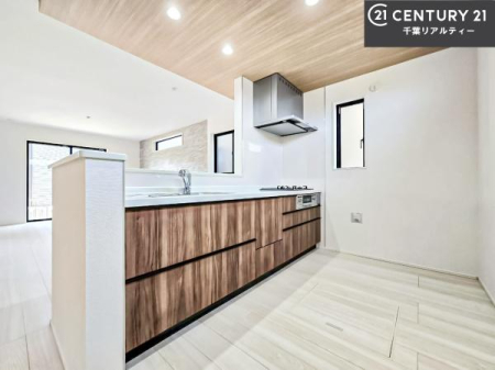 �L�b�`�� ��l�C�̑Ζʎ��V�X�e���L�b�`�����̗p���Ă��܂��I���Ƒ��̃R�~���j�P�[�V���������R�Ƒ�����݌v�ł��B
���q�l�ɂ��ڂ��͂��̂Ŋ������ł��ˁB���[�͂�����܂��I