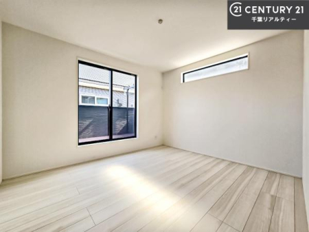 �m�� �o���R�j�[�ɖʂ����m���́A�����Ղ�̗z���ƊJ�����Ɍb�܂�A�S�n�悭�߂�������K�ȋ�Ԃł��B