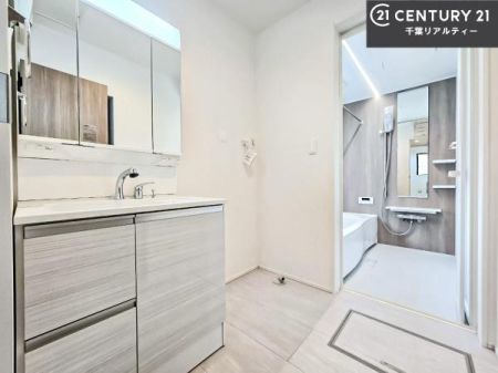 ���ʑ�E���ʏ� �O�ʋ��d�l�̐��ʏ��́A�g�����Ȃ݂����₷������I���͎��[�ɂȂ��Ă��܂��B�h���C���[�₨���ϓ����Еt������̂Ő��ʑ������X�b�L���ƌ����邱�Ƃ��o���܂��I