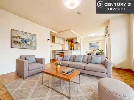 ���r���O �Ƌ�́ACG�p�[�X�ł��B��؂ȉƑ����W�܂邩�炱��LDK�ɂ͂�����肽���B
�q�����������C�ɏ΂��Ȃ��瑖�����Ă���p�����������u�L���Ƃɂ��ėǂ������v�Ǝv���u�Ԃł��B