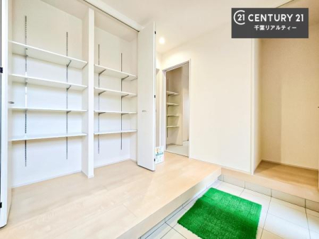 ���� �V���[�Y�{�b�N�X�t���B���ւ��Еt�����|�������₷���ł��I
�X�b�L���������ւŌ˂��J�����u�ԁA�������̂���S�n������Ԃ��o�}���Ă���܂��B