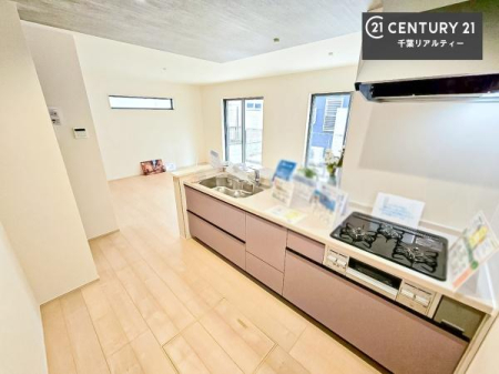 �L�b�`�� ��l�C�̑Ζʎ��V�X�e���L�b�`�����̗p���Ă��܂��I���Ƒ��̃R�~���j�P�[�V���������R�Ƒ�����݌v�ł��B
���q�l�ɂ��ڂ��͂��̂Ŋ������ł��ˁB���[�͂�����܂��I