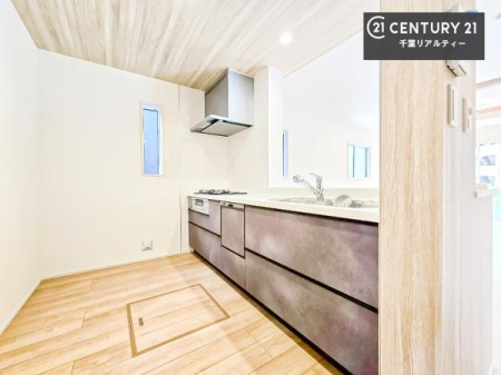 �L�b�`�� ��Ƃ肠�钲���X�y�[�X�ō�Ƃ����₷�����K�ȃL�b�`���ł��I
���q�l�ƈꏏ�ɂ��َq������y���߂�L�X�X�y�[�X�ł��B�y�����������ԂɂȂ肻���ł��ˁI