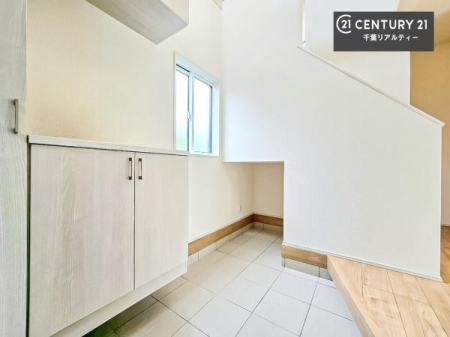 ���� �V���[�Y�{�b�N�X�t���B���ւ��Еt�����|�������₷���ł��I
�X�b�L���������ւŌ˂��J�����u�ԁA�������̂���S�n������Ԃ��o�}���Ă���܂��B