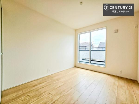 �m�� �o���R�j�[�ɖʂ����m���́A�����Ղ�̗z���ƊJ�����Ɍb�܂�A�S�n�悭�߂�������K�ȋ�Ԃł��B