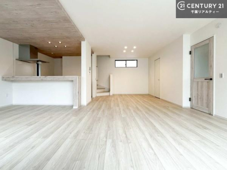 ���r���O ��؂ȉƑ����W�܂邩�炱��LDK�ɂ͂�����肽���B
�q�����������C�ɏ΂��Ȃ��瑖�����Ă���p�����������u�L���Ƃɂ��ėǂ������v�Ǝv���u�Ԃł��B