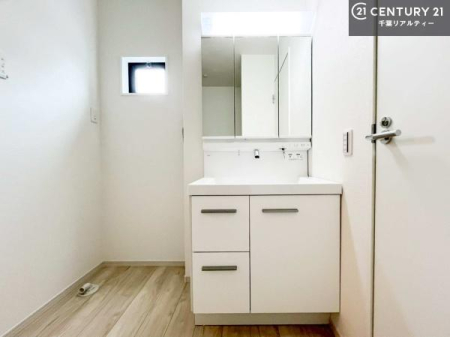 ���ʑ�E���ʏ� �O�ʋ��d�l�̐��ʏ��́A�g�����Ȃ݂����₷������I���͎��[�ɂȂ��Ă��܂��B�h���C���[�₨���ϓ����Еt������̂Ő��ʑ������X�b�L���ƌ����邱�Ƃ��o���܂��I