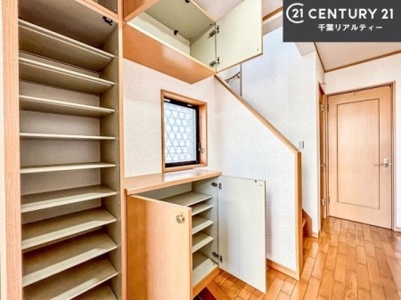 ���� �V���[�Y�{�b�N�X�t���B���ւ��Еt�����|�������₷���ł��I
�X�b�L���������ւŌ˂��J�����u�ԁA�������̂���S�n������Ԃ��o�}���Ă���܂��B