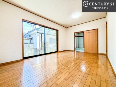 ���r���O ��؂ȉƑ����W�܂邩�炱��LDK�ɂ͂�����肽���B
�q�����������C�ɏ΂��Ȃ��瑖�����Ă���p�����������u�L���Ƃɂ��ėǂ������v�Ǝv���u�Ԃł��B