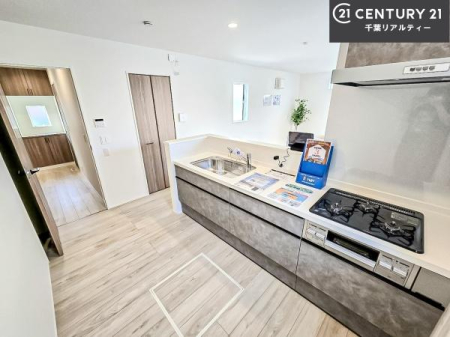 �L�b�`�� ��Ƃ肠�钲���X�y�[�X�ō�Ƃ����₷�����K�ȃL�b�`���ł��I
���q�l�ƈꏏ�ɂ��َq������y���߂�L�X�X�y�[�X�ł��B�y�����������ԂɂȂ肻���ł��ˁI