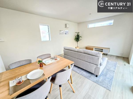 ���r���O �傫�ȑ����炽���Ղ�̗z���������閾�邢���r���O�B�J�����̂��郊�r���O�ŉƑ��c���̂��났�̎��Ԃ��߂����܂��I