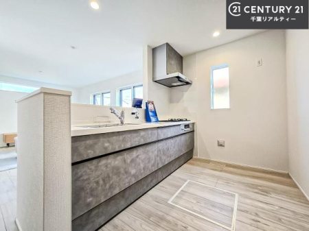 �L�b�`�� ��l�C�̑Ζʎ��V�X�e���L�b�`�����̗p���Ă��܂��I���Ƒ��̃R�~���j�P�[�V���������R�Ƒ�����݌v�ł��B
���q�l�ɂ��ڂ��͂��̂Ŋ������ł��ˁI�L�X�g���ĉ��K�ō�Ƃ��i�݂܂��B