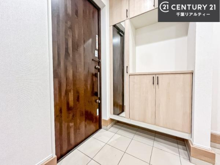 ���� �V���[�Y�{�b�N�X�t���B���ւ��Еt�����|�������₷���ł��I
�X�b�L���������ւŌ˂��J�����u�ԁA�������̂���S�n������Ԃ��o�}���Ă���܂��B