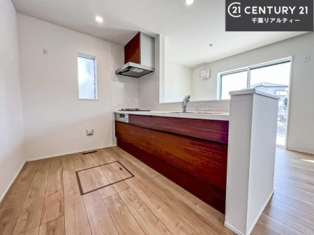 �L�b�`�� ��l�C�̑Ζʎ��V�X�e���L�b�`�����̗p���Ă��܂��I���Ƒ��̃R�~���j�P�[�V���������R�Ƒ�����݌v�ł��B
���q�l�ɂ��ڂ��͂��̂Ŋ������ł��ˁI�L�X�g���ĉ��K�ō�Ƃ��i�݂܂��B