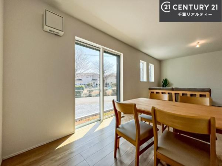 ���r���O �S�n�ǂ����r���O�͉Ƒ������R�ƏW�܂�܂��B�Ƒ��c�R�̎��Ԃ����������ł��B���Ƒ��ƁA����w�[���������Ԃ��߂��������ł��ˁB���邭�J���I�ȋ�Ԃł��B