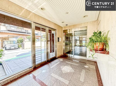 �G���g�����X �z������̗ǂ��G���g�����X�́A���Ƒ��₨�q�l���������}���Ă���܂��B
�����̕�炵�ɐS�n�悳�������炵�Ă�����Ԃł��B