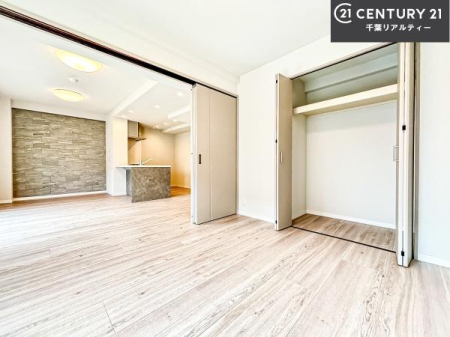 �m�� ���r���O�ɗאڂ����m���́A�J�������LDK�ƂȂ���J���I�ȋ�ԂɁB
���q�l�̗V�я�⃏�[�N�X�y�[�X�A�q�ԂȂǑ��ړI�Ɋ��p�ł���֗��Ȃ������ł��B