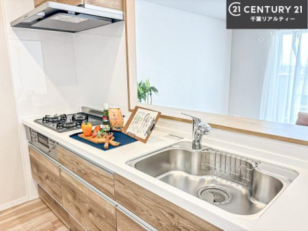 �L�b�`�� ��l�C�̑Ζʎ��V�X�e���L�b�`�����̗p���Ă��܂��I���Ƒ��̃R�~���j�P�[�V���������R�Ƒ�����݌v�ł��B
���q�l�ɂ��ڂ��͂��̂Ŋ������ł��ˁI�L�X�g���ĉ��K�ō�Ƃ��i�݂܂��B